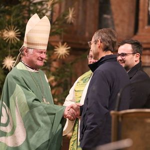 Bischof Scheuer besiegelt die Ernennung von Pfarrer und Pfarrvorständen mit Handschlag.