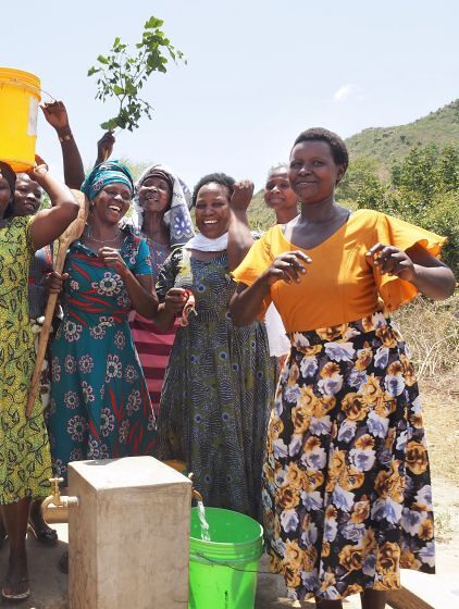 Frauen bei der Wasserentnahme