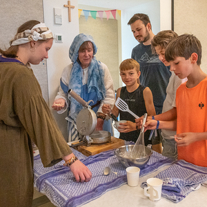 Die Kinder erfahren beim Backen von Oblaten die Geschichte von Jesus, der mit seinen Freunden das Abendmahl feierte.