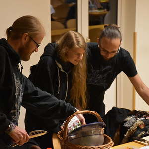 gesegnete Speisen werden verzehrt