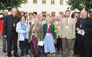 Die oö. Pfarrhaushälterinnen mit Referatsbischof Alois Schwarz (ganz links), Abt Georg Wilfinger (Stift Melk, ganz rechts) und Pfarrer Johann Ortner (2. v. r.).