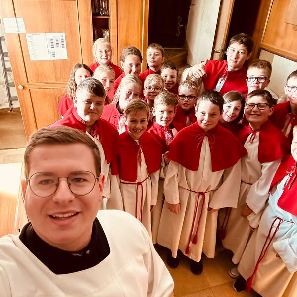 Vor dem Gottesdienst versammelten sich die Ministranten mit Goittesdenstleiter Nico Sperl in der Sakristei