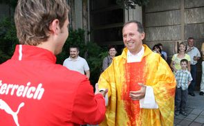 Željko Odobašić mit einem Spieler der Österreichischen Fußball-Nationalmannschaft der Priester.
