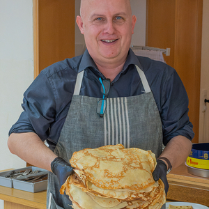 Ambros Gruber mit Crepes für die Sternsingerjause