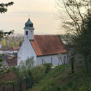 Im Gebet und im Schweigen nahmen wir unsere Pfarrgemeinde, unsere Diözese, all unsere Lieben ... mit hinauf zur 1. Station.