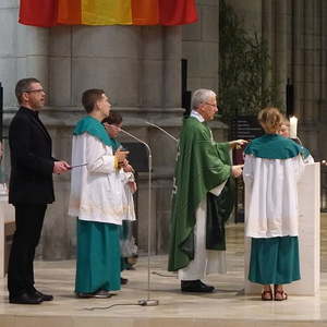 Bischofsvikar Johann Hintermaier umgeben von Ministrantinnen und Ministranten beim Evangelium