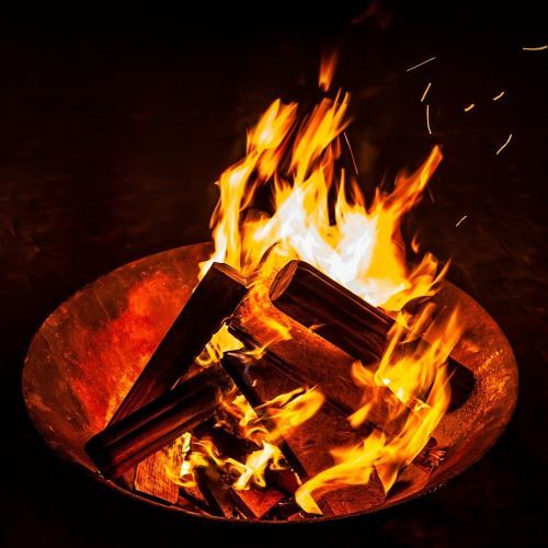Lagerfeuer in der Dunkelheit