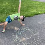 Kunstwerke mit Straßenkreide im kühlen Schatten