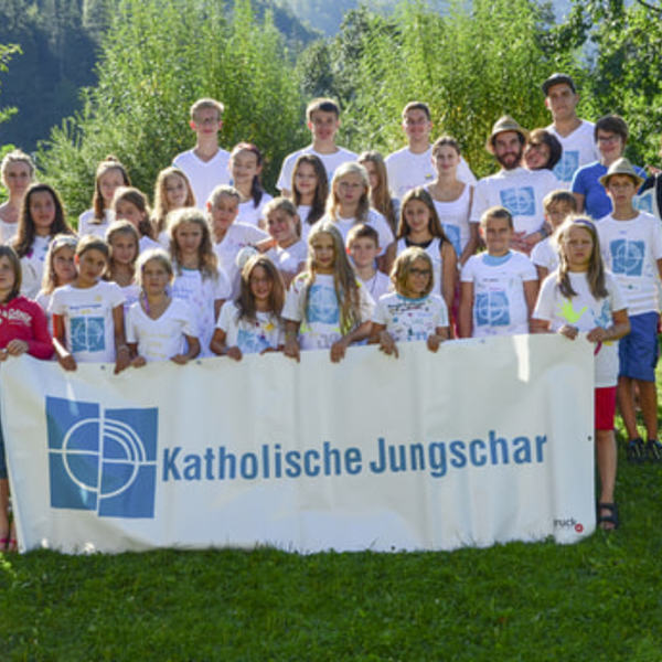  Ein umgebautes, ehemaliges Bauernhaus auf einer Alm in Weyer war die Herberge für 30 Jungscharkinder. Acht Kinder unserer Pfarre verbrachten mit Mädchen und Buben der Pfarre Scharnstein eine erlebnisreiche Woche: Lagerleiter Matthias Holzinger übern