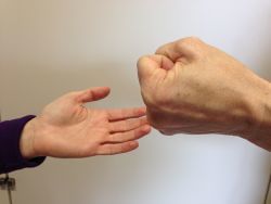 Faust und offene Hand