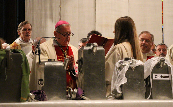 Ölweihmesse / Michael Kraml Bischof Ludwig Schwarz segnet die Heiligen Öle für die Diözese Linz.