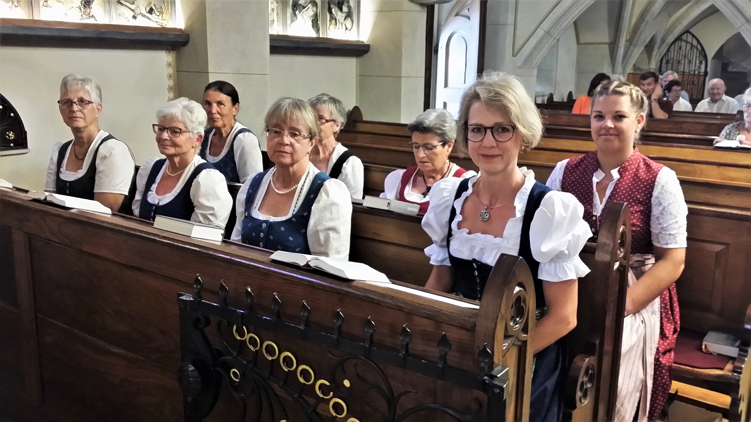 Goldhaubenfrauen / © Foto: Goldhaubengruppe Schönering Kräuterweihe am 15.8.2021