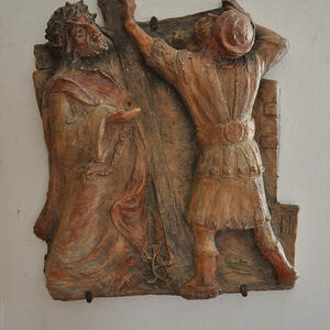 Jesus nimmt das Kreuz auf seine Schultern.