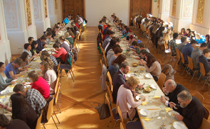 Gemeinsames Fastensuppenessen im Sommerrefektorium des Benediktinerstiftes Lambach.