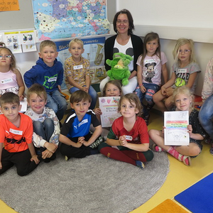 Die Schulanfänger besuchen die Schule