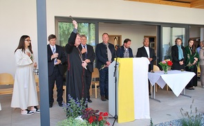 Bischof Manfred Scheuer segnet das neue Pfarrheim