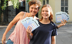 Katharina Zeiner (youngCaritas OÖ, l.) und Judith Zeitlhofer (Katholische Jugend OÖ, l.) laden Jugendliche zur #challenge9aus72 ein. 