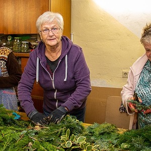 Adventkranzbinden für die Adventstube 2019