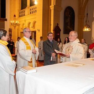 Beim Festgottesdienst bekundeten Pfarrer Peter Neuhuber, Pastoralvorständin Angelika Gumpenberger-Eckerstorfer und Verwaltungsvorstand Martin Roither  vor Generalvikar Severin Lederhilger und der versammelten Feiergemeinde ihre Bereitschaft, die Pfli