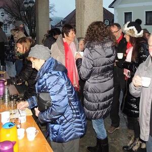 Jahresschlussandacht mit traditioneller Einladung der Pfarrcaritas zum Jahresumtrunk