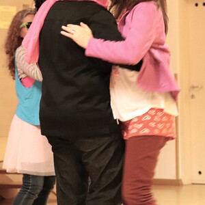 Föhnfarisur trifft Schulterpolster - Das Motto dieses Festes