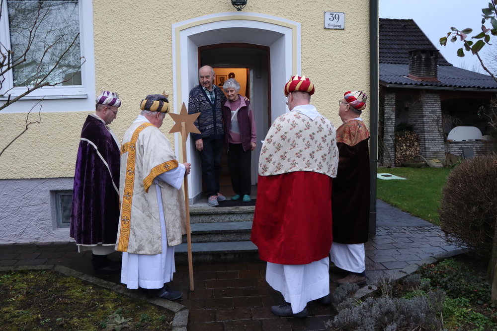 Vier Männer der KMB Münichholz bei einem Hausbesuch