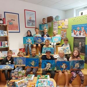 Kunstvolle Regenbogenfische in der Bibliothek Roitham