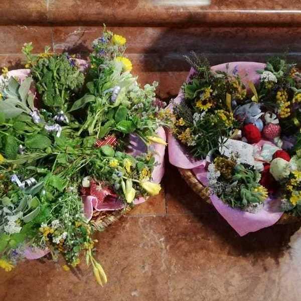 Kräuterbüscherl in zwei Körben