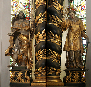 Die großen seitlichen Statuen stellen den hl. Apostel Jakobus den Älteren in Pilgertracht und den hl. Diakon Laurentius als Märtyrer (mit Palme und Rost) dar.