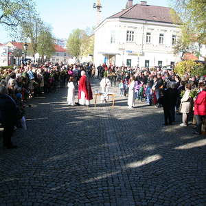 Palmweihe vor der Kirche