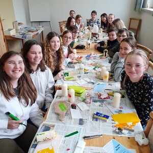 Firmlinge verzieren Kerzen für ältere Menschen