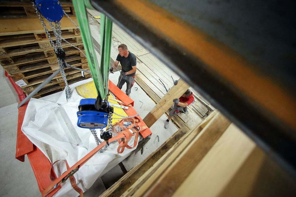 Exakte Positionierung des neuen Altars auf der Altarinsel