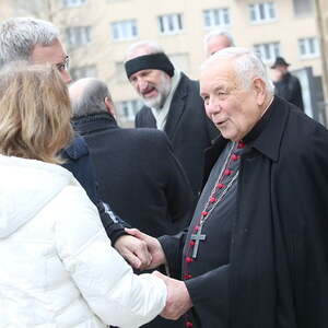 Gratulation zum 85. Geburtstag von Bischof em. Maximilian Aichern auf dem Linzer Domplatz