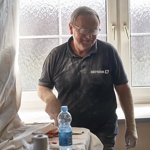 Sakristei Wände abspachteln