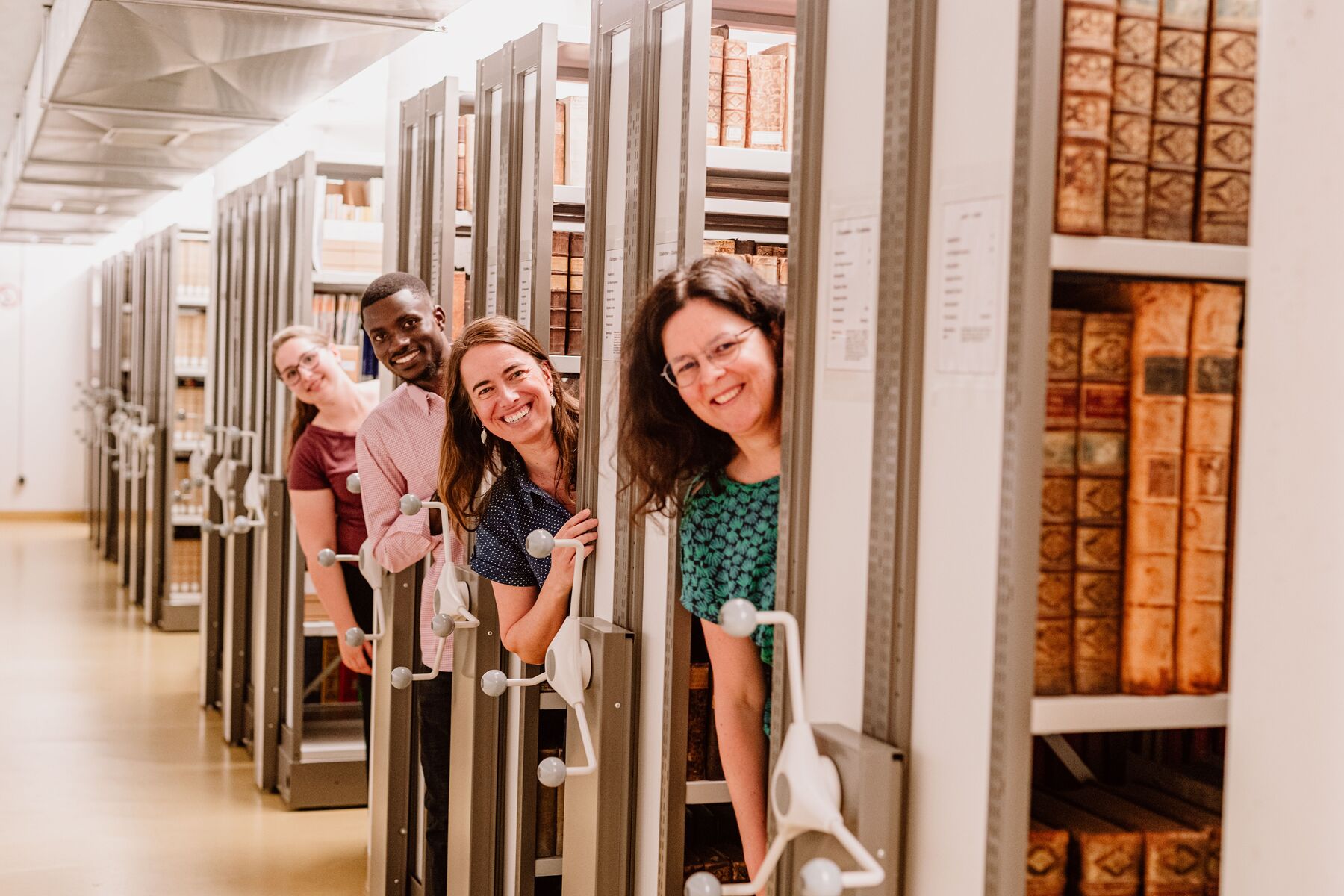 Diözesanbibliothek Linz / © Diözese Linz / Frauenkommission / Laurenz Kaiser Klara Etzelstorfer und Frater Benedikt Pianzi (Studierende an der KU Linz), Adéla Muchová (Assistenz-Professorin am Institut für Pastoraltheologie der Katholischen Privatuniversität Linz) und Sigrid Rettenbacher (Hochschullehrerin an der Privaten Pä