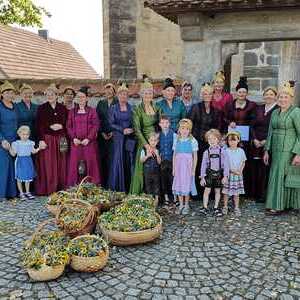 Die Goldhaubenfrauen von Ried in der Riedmark: sie banden die Kräuterbüscherl 
