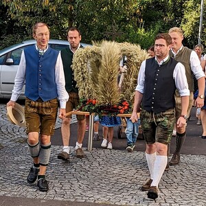 Bauernschaft mit Erntekrone