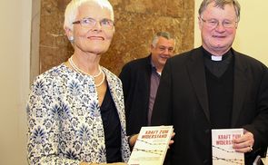 Jägerstätter-Biografin Erna Putz und Bischof Manfred Scheuer mit dessen neuem Buch 'Kraft zum Widerstand' über Glaubenszeugnisse im Nationalsozialismus.