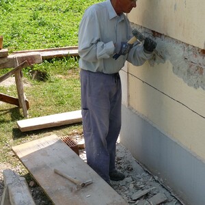 Wo der neue Sockel aufgeputzt wurde, mussten die Ziegeln freigelegt werden.