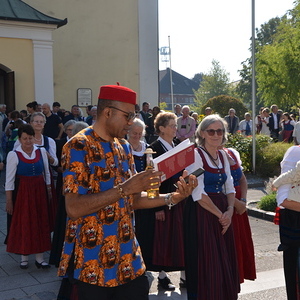 Der Festzug wurde von der Musikkapelle in die Musikschule begegleitet