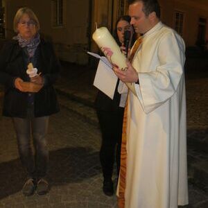   Seelsorger Dominik Stockinger erklärt die Symbole der Osterkerze                             