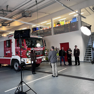 Segnung eines Feuerwehrfahrzeuges wird nachgestellt