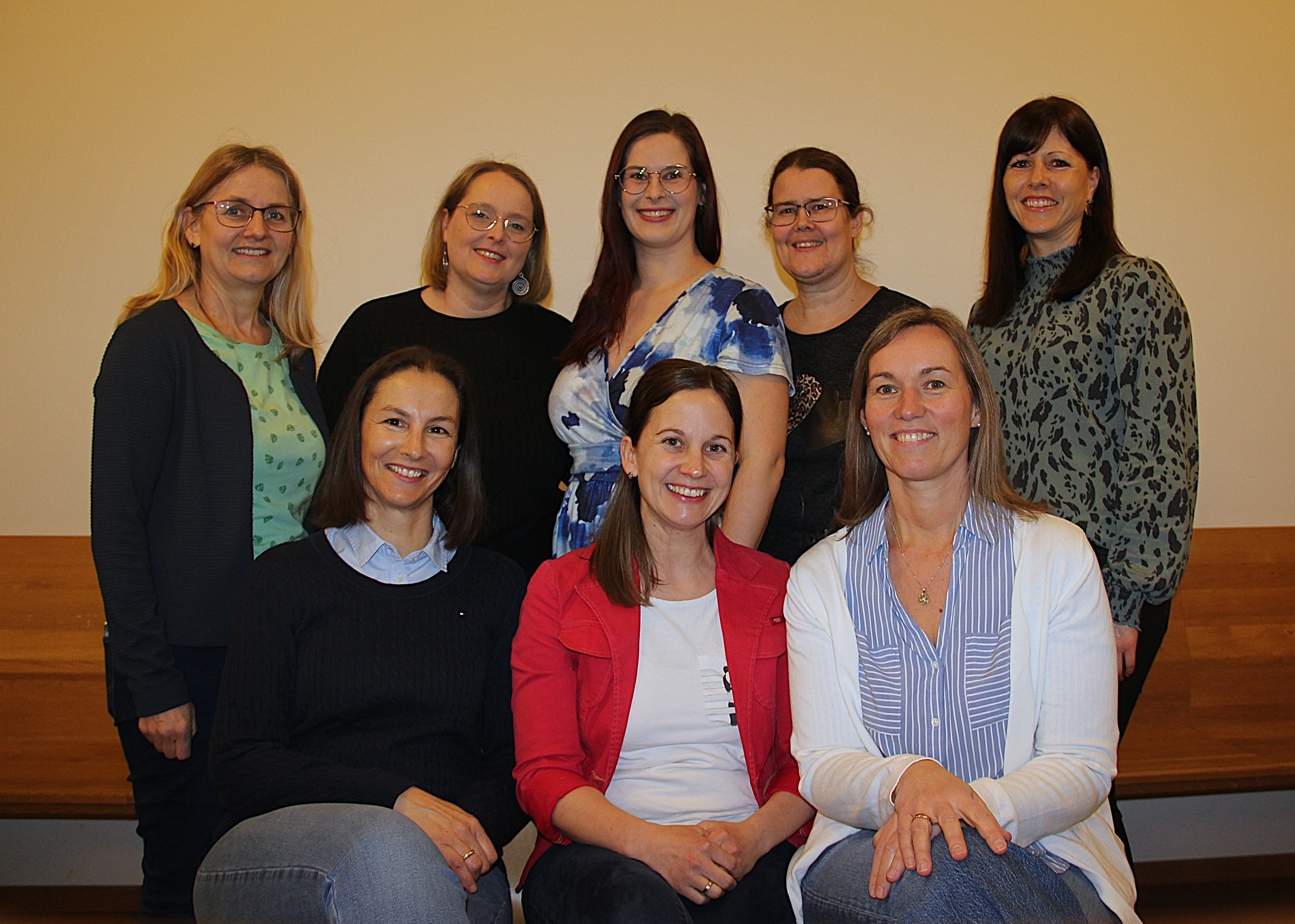 am Bild sind fünf stehende und drei sitzende Frauen zu sehen