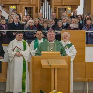 Bischof Manfred Scheuer nahm bei einem Festgottesdienst die feierliche Amtseinführung von Pfarrer Thomas Schawinski, Pastoralvorständin Elisabeth Greil und Verwaltungsvorstand Peter Roland vor. Im Hintergrund der 100-köpfige Projektchor, der die Feie