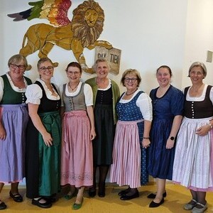 Goldhaubenfrauen im Dirndl die Agape für die Ehejubiläen herrichten und betreuen