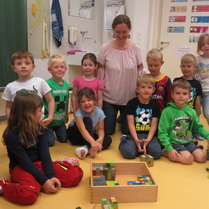 Die Schulanfänger besuchen die Schule