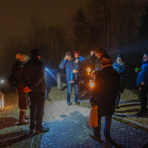 Lebendiger Adventkalender der Pfarre Kirchdorf an der Krems. Adventliche Besinnung - gemeinsam beten, singen und feiern. anschließend gemeinsam bei Tee wärmen und reden.Beim Kalvarienbergkirche