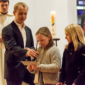 Neue Ministranten in der Pfarre Kirchdorf/KremsAm Christkönigssonntag steht der Gottesdienst in Kirchdorf/Krems ganz im Zeichen der Ministrantinnen und Ministranten. Die beiden Leiter Jakob und Samuel Haijes haben dabei auf kindgerechte Elemente bes
