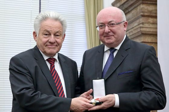 LH Dr. Josef Pühringer (l.) mit Oberstudienrat Mag. Johann ANGLEITNER, ehem. Direktor und Administrator am Gymnasium Dachsberg.