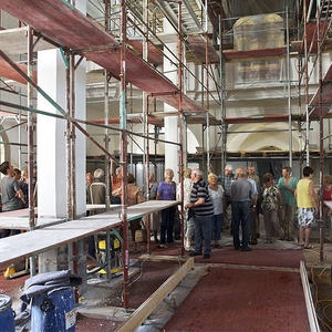 Besichtigung der Baustelle am Gerüst